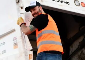 Un intendente salió a recolectar la basura para ver cómo mejorar el servicio