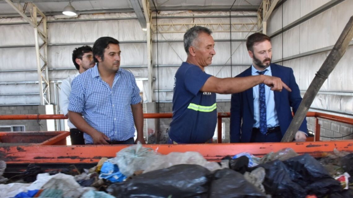 El Intendente Azcué recorrió la planta de reciclaje de campo el abasto