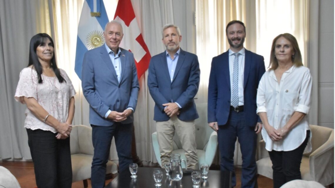 Azcué, junto al gobernador Frigerio, recibió al embajador de suiza