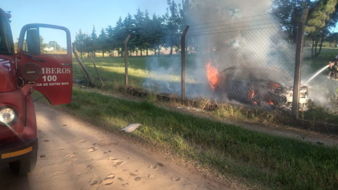 Un auto fue totalmente consumido por las llamas en la zona norte