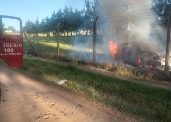 Un auto fue totalmente consumido por las llamas en la zona norte