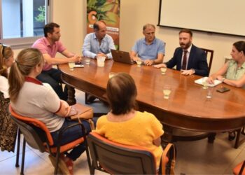 Azcué se reunió con la Asociación de Productores de Arándanos de la Mesopotamia Argentina