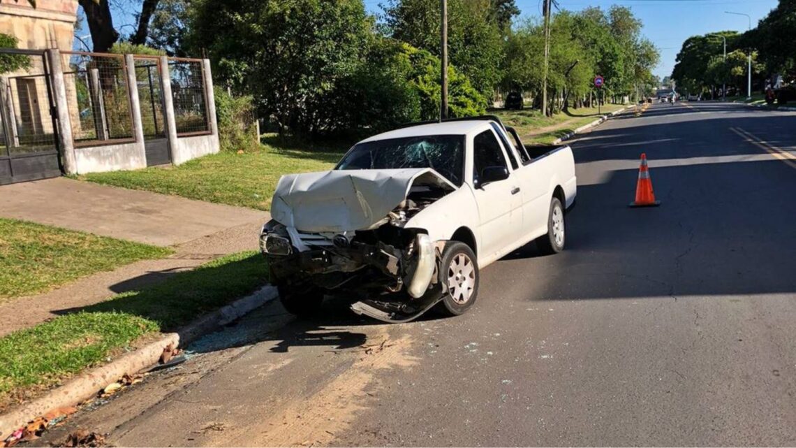 Dejó abandonado su vehículo tras chocar a un auto que estaba estacionado