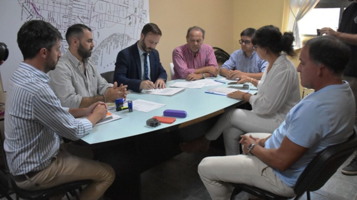 Azcué firmó el inicio de obra de ampliación de la red cloacal del barrio Lavardén