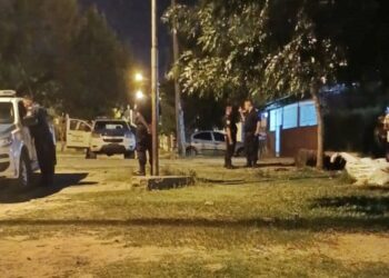 Delincuente le dio un culatazo en la cabeza a una mujer y efectuó disparos para robarle la moto