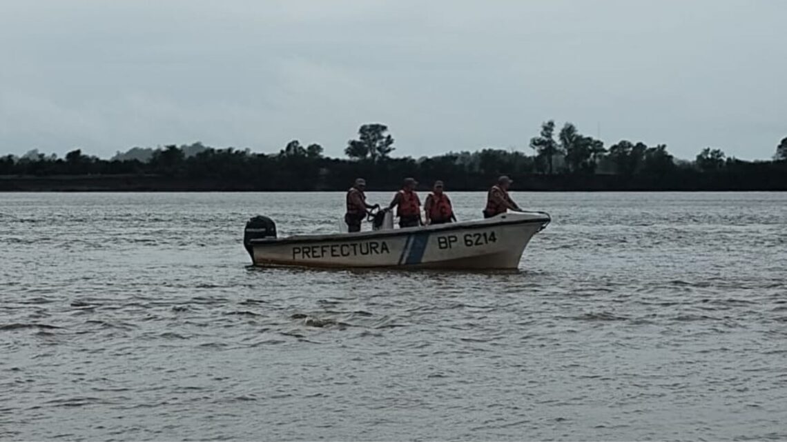 Buscan a un hombre que desapareció en la zona de playa Los Tomates tras el hundimiento de un bote
