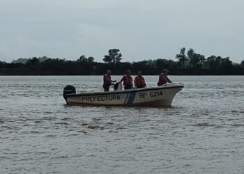 Buscan a un hombre que desapareció en la zona de playa Los Tomates tras el hundimiento de un bote