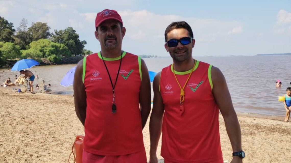 Guardavidas rescatan a un adulto mayor que cayó de su kayak en playa no habilitada