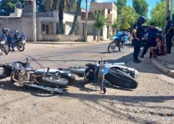 Tomó la moto que le habían retenido, se dio a la fuga y terminó chocando a una mujer
