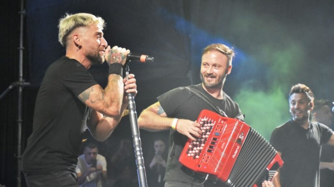 El intendente Azucé y La K´onga interpretaron juntos «Dueles» en una noche inolvidable – VIDEO