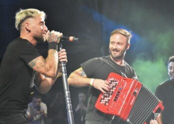 El intendente Azucé y La K´onga interpretaron juntos «Dueles» en una noche inolvidable – VIDEO