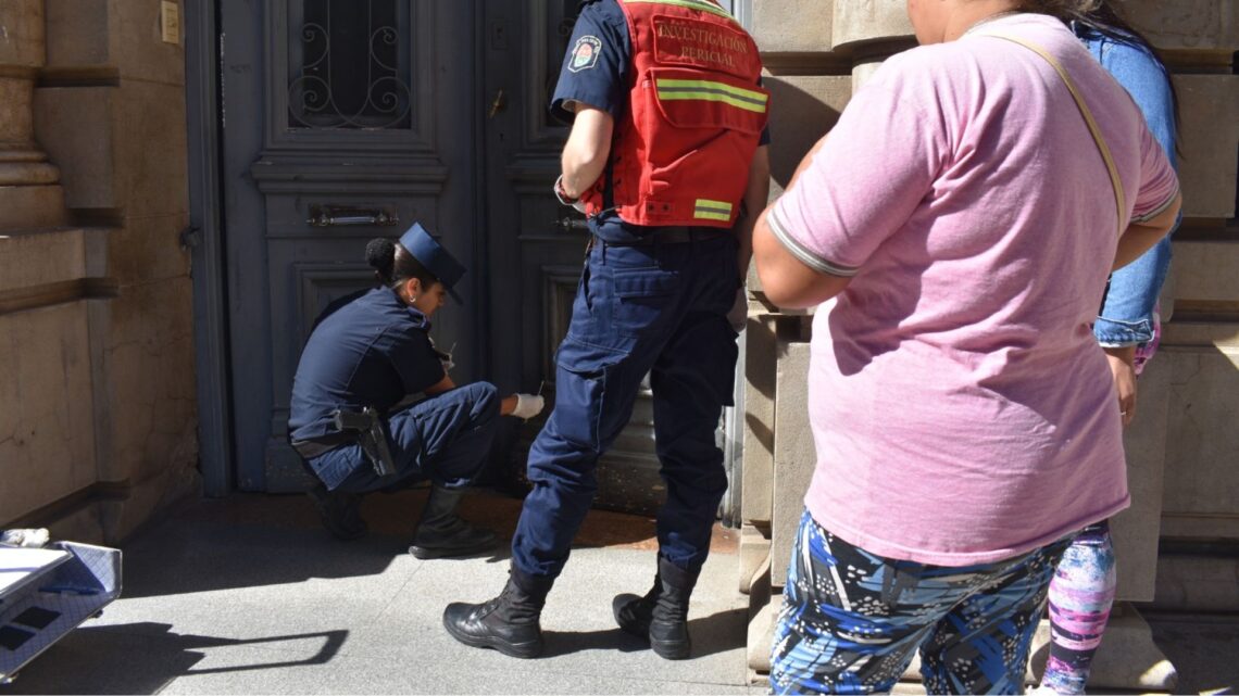 Prendieron fuego la puerta del palacio de Tribunales