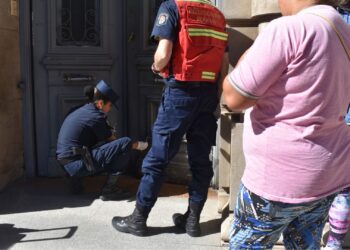 Prendieron fuego la puerta del palacio de Tribunales