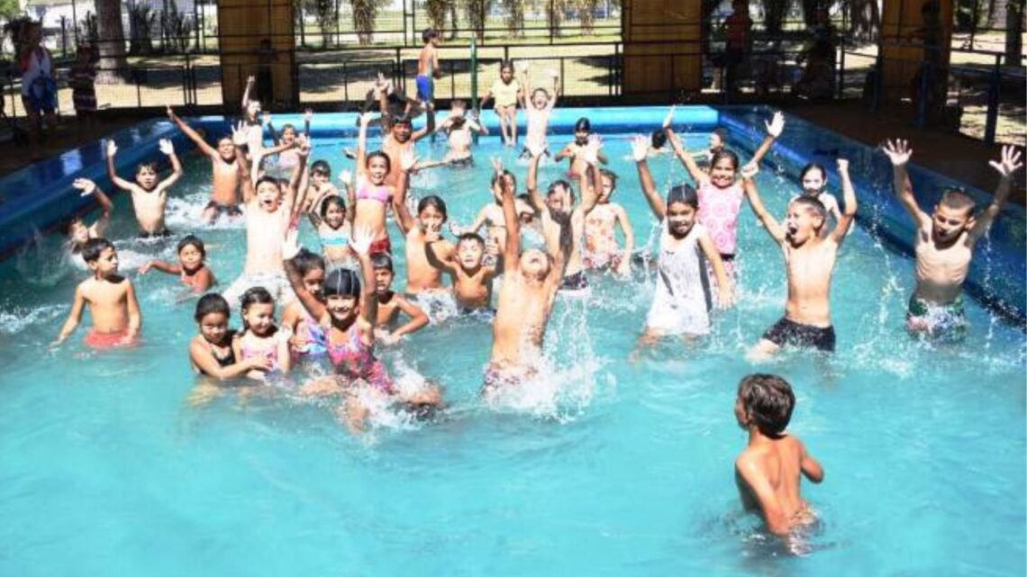 Chicos de diferentes barrios disfrutan de los recreativos de verano