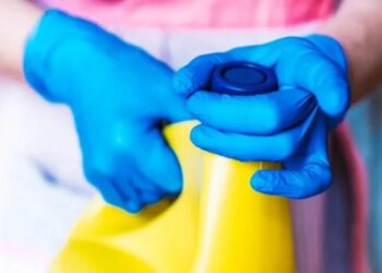 ANMAT prohibió la venta de una marca de lavandina y destapador de cañerías