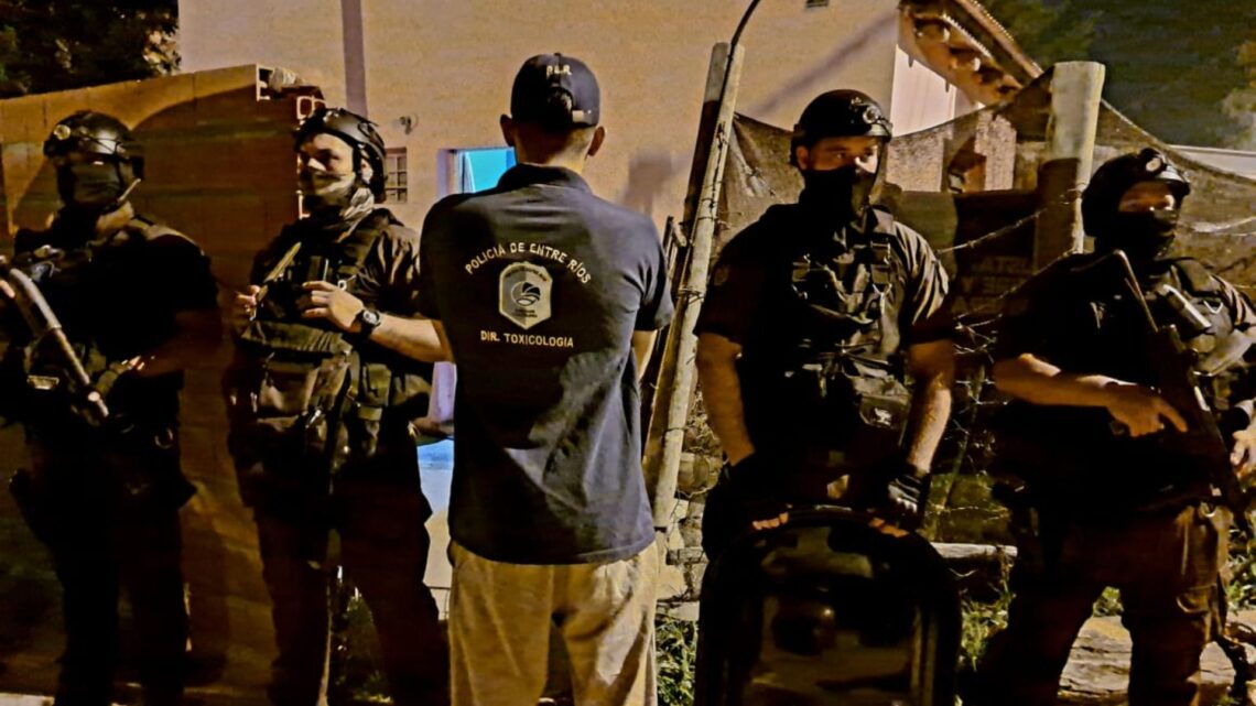 La policía detuvo a una mujer al desarticular un punto de venta de droga en el asentamiento del barrio La Bianca