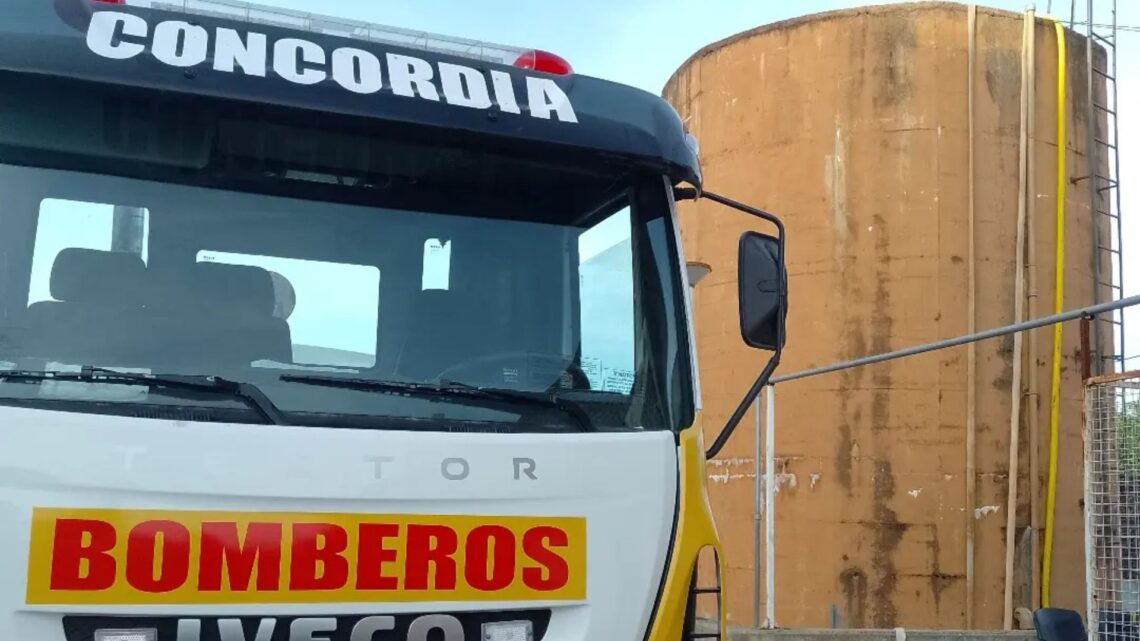 Bomberos Voluntarios abastecen con agua a entidades de salud y clubes