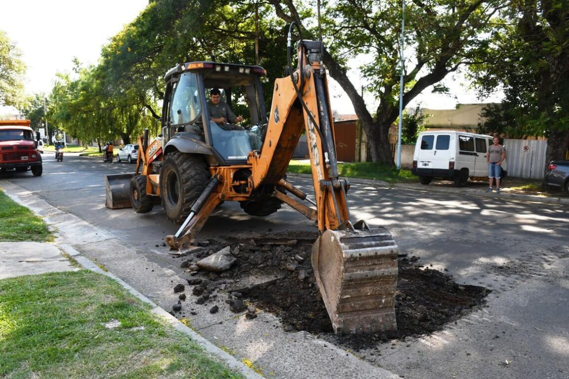 La Municipalidad de Concordia, a través de la Secretaría de Desarrollo Urbano, continúa en la jornada de hoy martes 26 de marzo con el programa de arreglo de calles sin pavimentar como así también de bacheo.