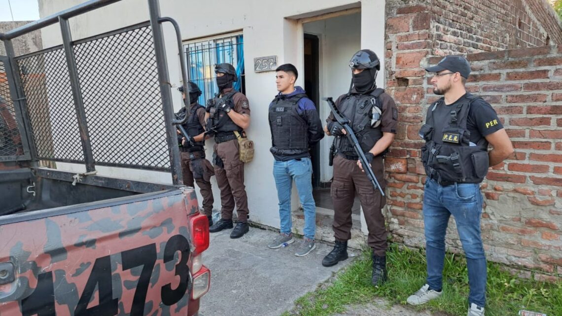 La policía realizó allanamientos tras el violento robo en un aserradero de la Ruta 4