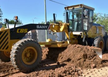 La municipalidad trabaja en el perfilado y reparación de calles sin pavimentar