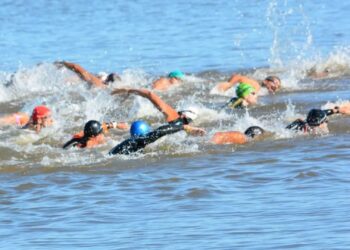 Conferencia y presentación de la final del Circuito de Triatlón Jeep