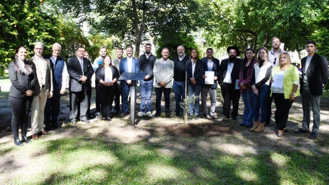 Distintas colectividades y cultos plantaron árboles reafirmando el compromiso de hermandad, fe y esperanza