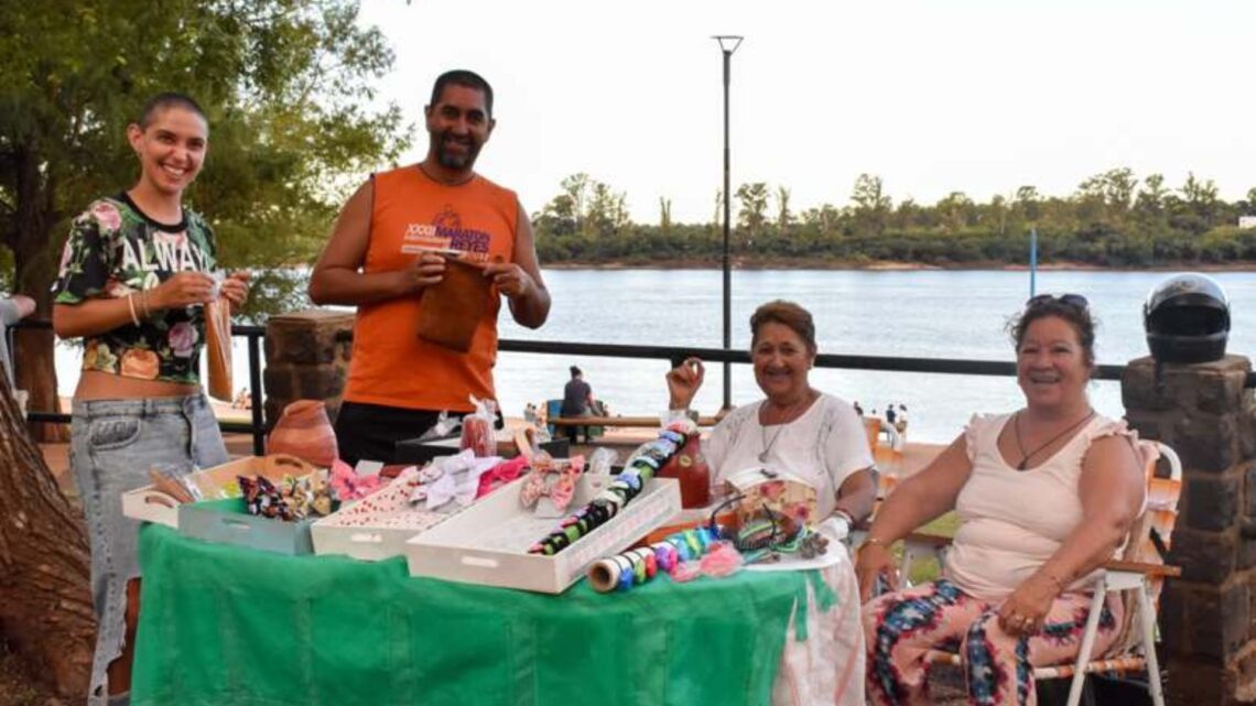 Se puso en marcha la feria “Paseo del Río” en la Costanera