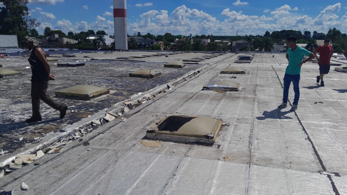 Un hombre falleció tras caer del techo de un depósito de la zona norte