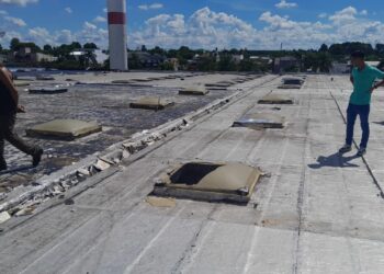 Un hombre falleció tras caer del techo de un depósito de la zona norte