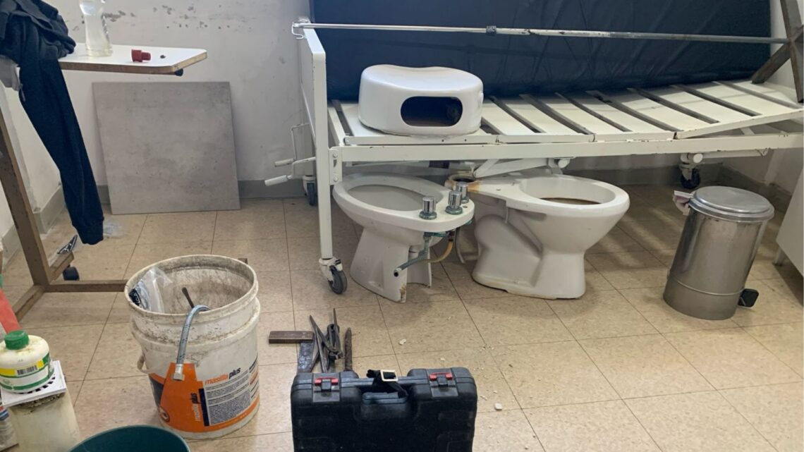 Avanza en la obra de reparación de los baños del sector internación del hospital Masvernat de Concordia