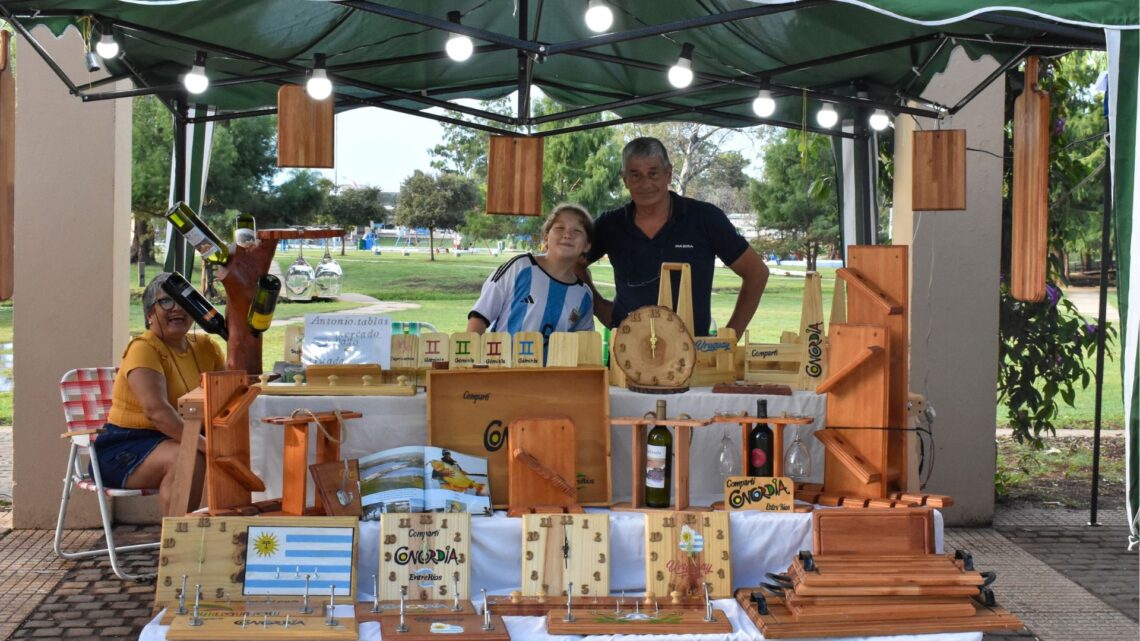 Feria “Paseo Del Río” en la Costanera