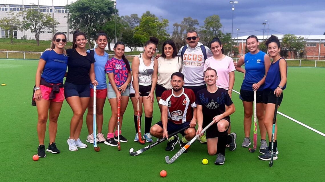 Clases gratuitas de hockey en el polideportivo