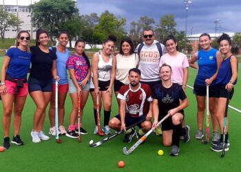 Clases gratuitas de hockey en el polideportivo