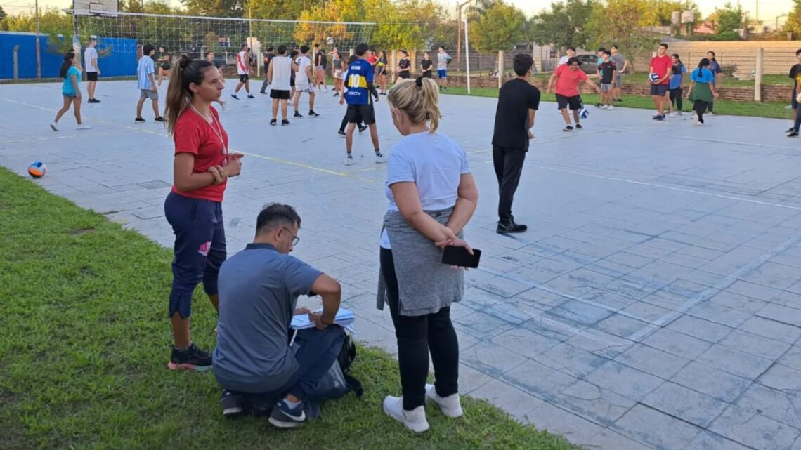 Clases gratuitas de vóley en la escuela “República de Entre Ríos”