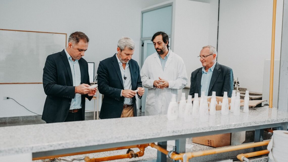 El gobernador visitó la producción pública de repelente de mosquitos en la UNER de Gualeguaychú