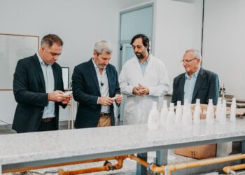 El gobernador visitó la producción pública de repelente de mosquitos en la UNER de Gualeguaychú