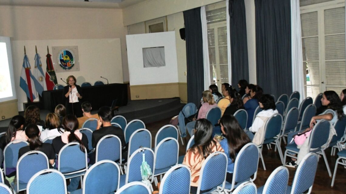 Bromatología dicta cursos de manipulación de alimentos a estudiantes