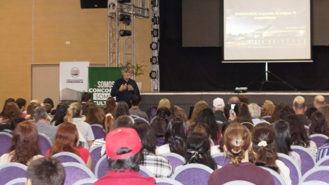 Se realizó en concordia la conferencia “Dinosaurios: lo grande, lo antiguo, lo sorprendente”