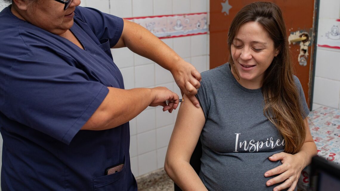 Embarazadas entre 32 y 36 semanas deben vacunarse contra la bronquiolitis para proteger a sus bebés