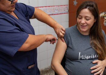 Embarazadas entre 32 y 36 semanas deben vacunarse contra la bronquiolitis para proteger a sus bebés