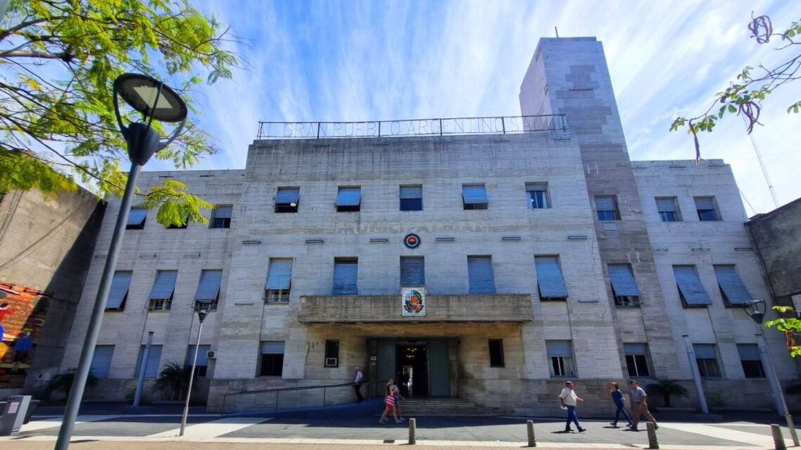 El Intendente Azcué estableció una segunda reducción de cargos políticos