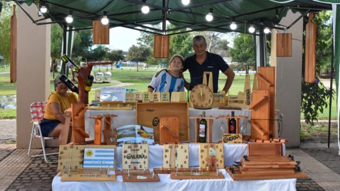 Feria Paseo del Río en Plaza 25 de Mayo