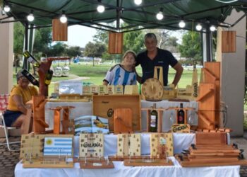 Feria Paseo del Río en Plaza 25 de Mayo