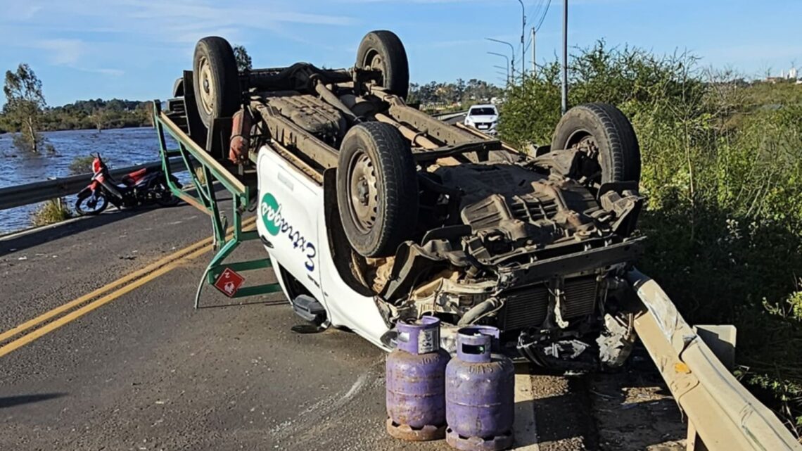 Chocó contra el guardarrail del puente Alvear, impactó contra una moto y volcó
