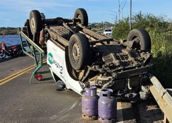 Chocó contra el guardarrail del puente Alvear, impactó contra una moto y volcó