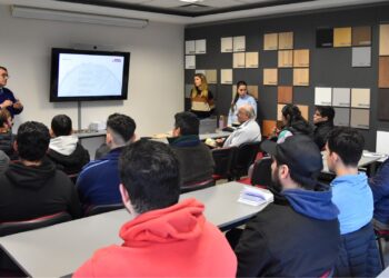 Comenzó la capacitación de armado de muebles de oficina