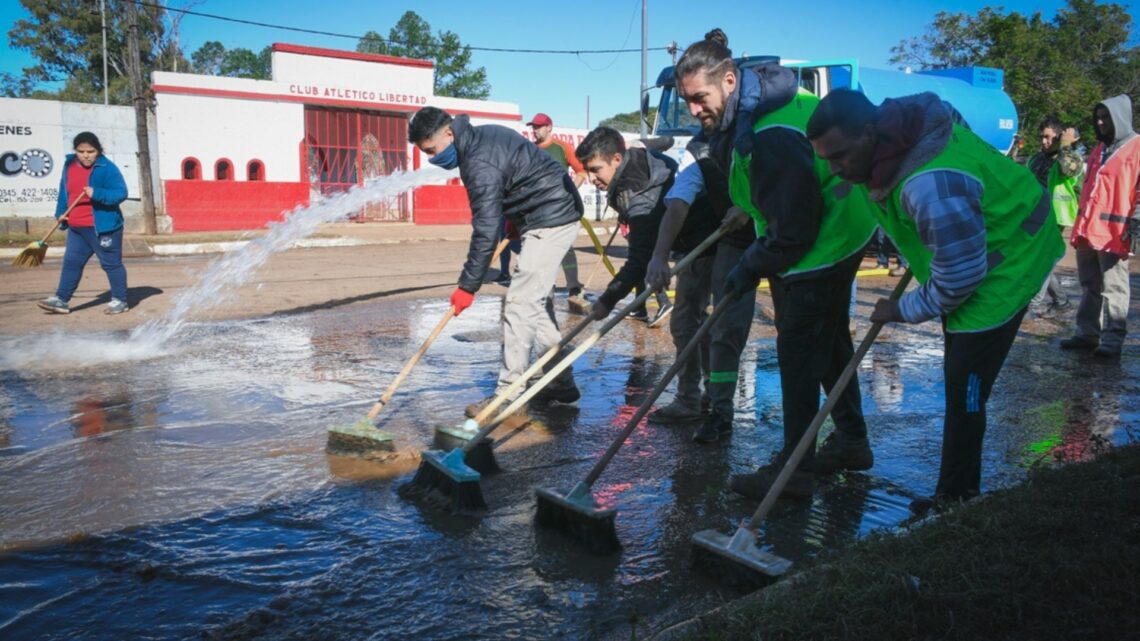 Azcué: “trabajamos con todos nuestros recursos en el operativo de limpieza de la zona afectada por la inundación”