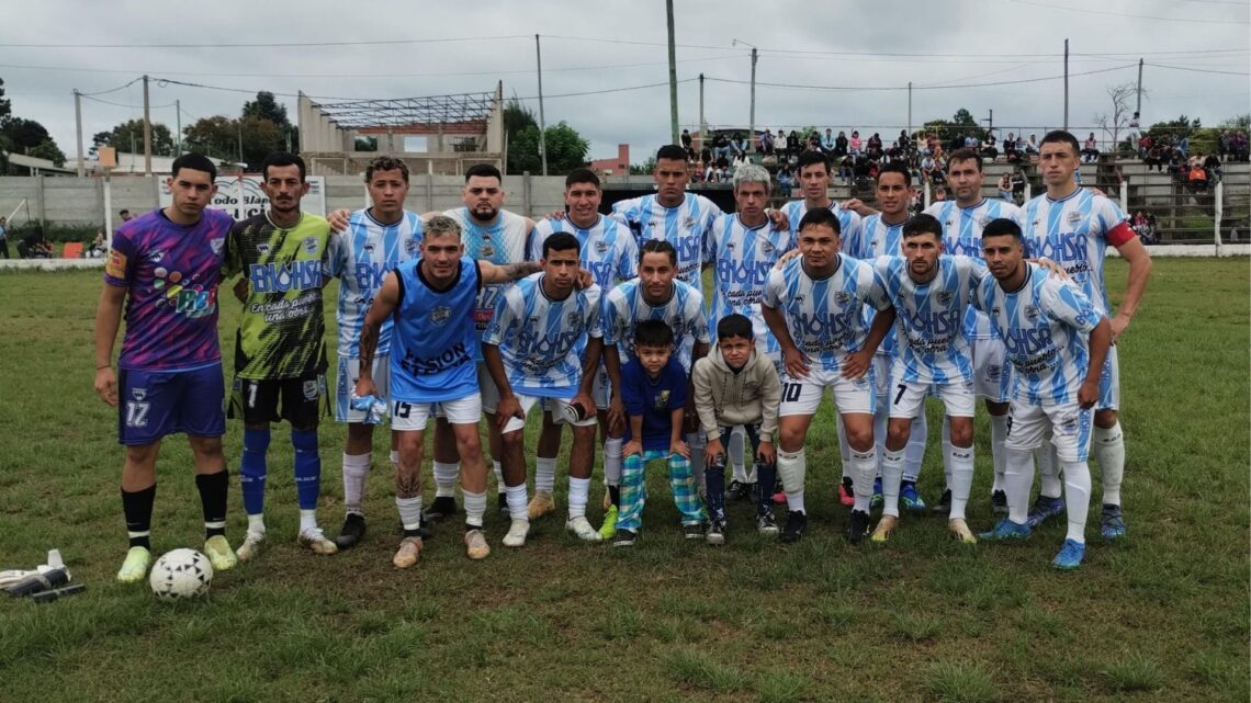 Constitución goleó y sigue firme en la punta