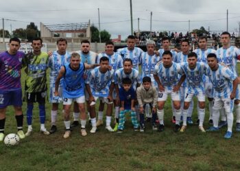 Constitución goleó y sigue firme en la punta