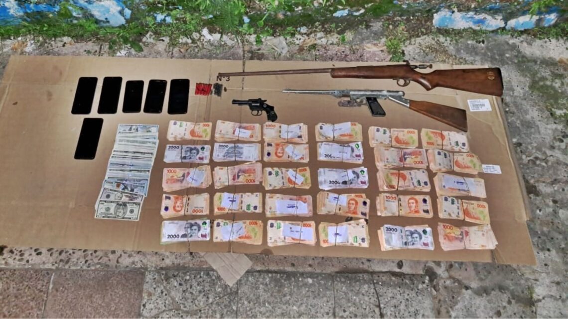 La policía secuestró más 12 mil dólares, alrededor de 4 millones de pesos y tres armas de fuego luego de que un hombre de 72 años sufriera un millonario robo
